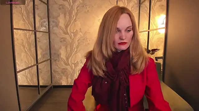 Snapshot of SaraSubtlety chatting on 12.13.25 SaraSubtlety online show from 12.13.25