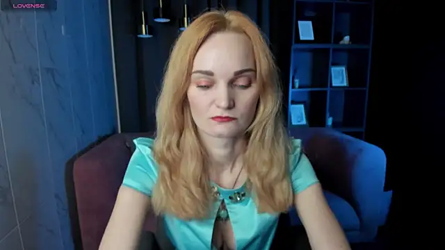 Snapshot of SaraSubtlety chatting on 12.21.25 SaraSubtlety online show from 12.21.25