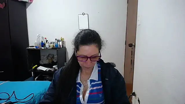 Snapshot of latin49 chatting on 10.24.25 latin49 online show from 10.24.25