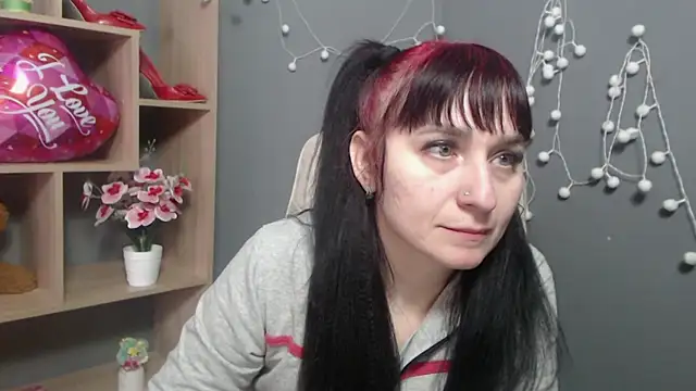 Snapshot of NinaFlawlees chatting on 02.13.26 NinaFlawlees online show from 02.13.26