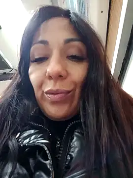 Snapshot of LeticiaWoods chatting on 12.21.24 LeticiaWoods online show from 12.21.24