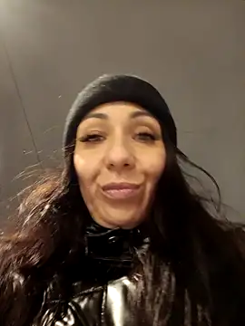 Snapshot of LeticiaWoods chatting on 12.21.24 LeticiaWoods online show from 12.21.24