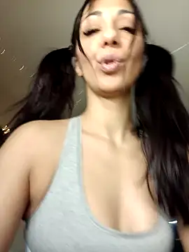 Snapshot of LeticiaWoods chatting on 12.27.24 LeticiaWoods online show from 12.27.24