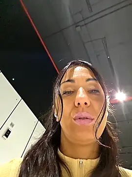 Snapshot of LeticiaWoods chatting on 10.28.25 LeticiaWoods online show from 10.28.25