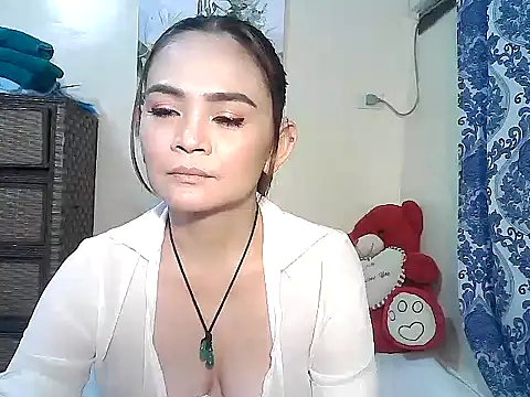 Snapshot of Kisses-13 chatting on 11.15.25 Kisses-13 online show from 11.15.25