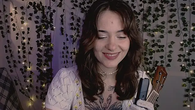 Snapshot of risha_laas chatting on 12.13.25 risha laas online show from 12.13.25