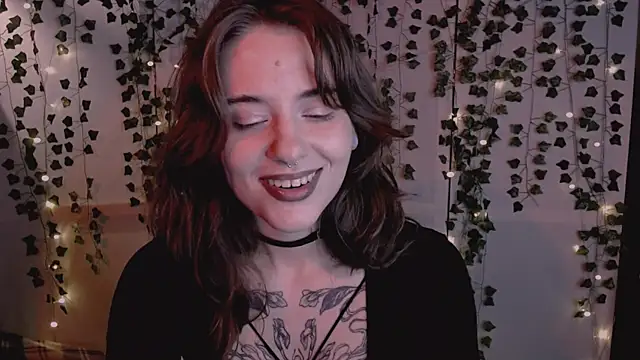 Snapshot of risha_laas chatting on 12.20.25 risha laas online show from 12.20.25