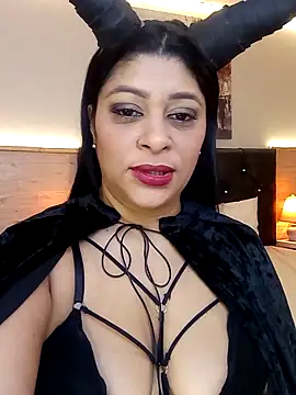 Lashmy111 online show from 10.31.25