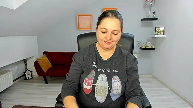 LollaGirl online show from 12.18.25