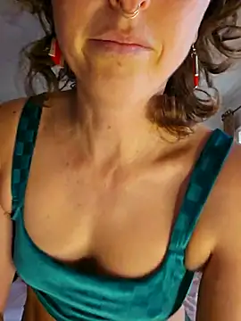 Snapshot of mossy_kiss chatting on 12.21.25 mossy kiss online show from 12.21.25