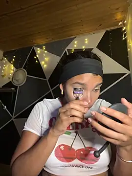 Snapshot of emilyharber chatting on 10.05.25 emilyharber online show from 10.05.25