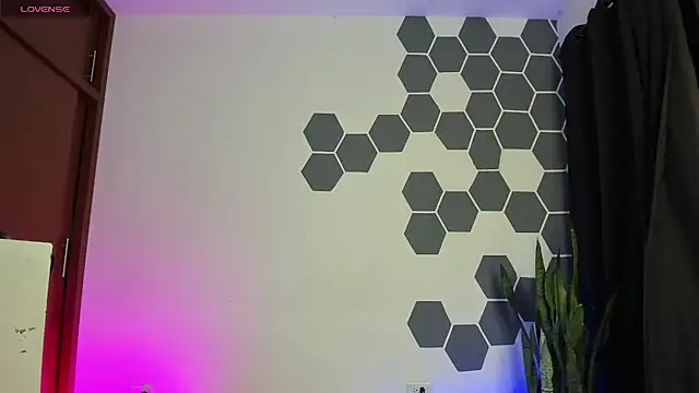 Snapshot of LauraBonnet7 chatting on 12.23.24 LauraBonnet7 online show from 12.23.24