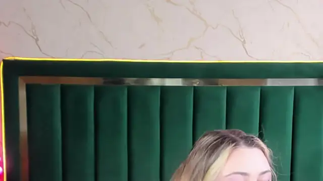 Snapshot of rosal1a chatting on 11.20.25 rosal1a online show from 11.20.25