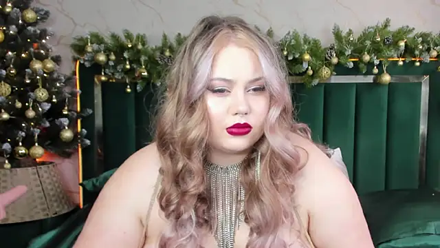 Snapshot of rosal1a chatting on 12.15.25 rosal1a online show from 12.15.25