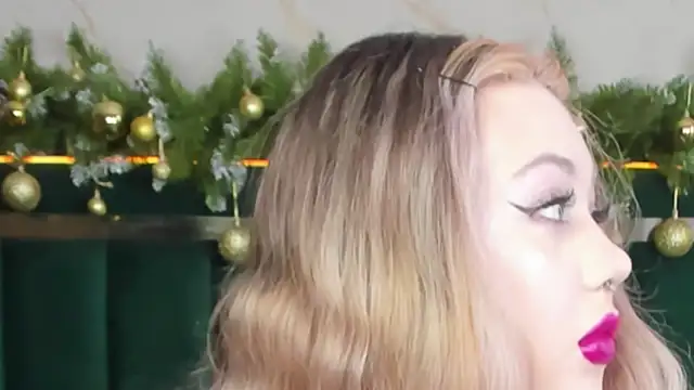 Snapshot of rosal1a chatting on 12.22.25 rosal1a online show from 12.22.25