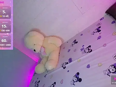 Snapshot of katie_white chatting on 10.06.25 katie white online show from 10.06.25