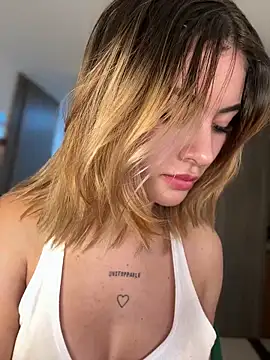 Snapshot of Your_Honeey chatting on 01.04.25 Your Honeey online show from 01.04.25