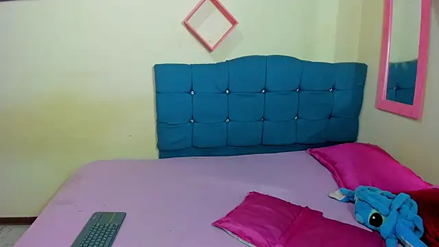 Snapshot of sweet1Girl chatting on 10.18.25 sweet1Girl online show from 10.18.25