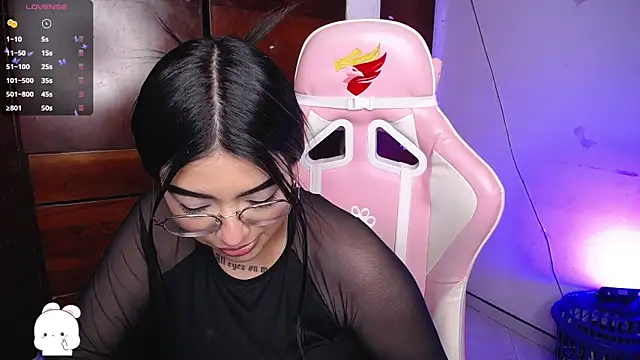 Snapshot of eva_six chatting on 11.19.25 eva six online show from 11.19.25