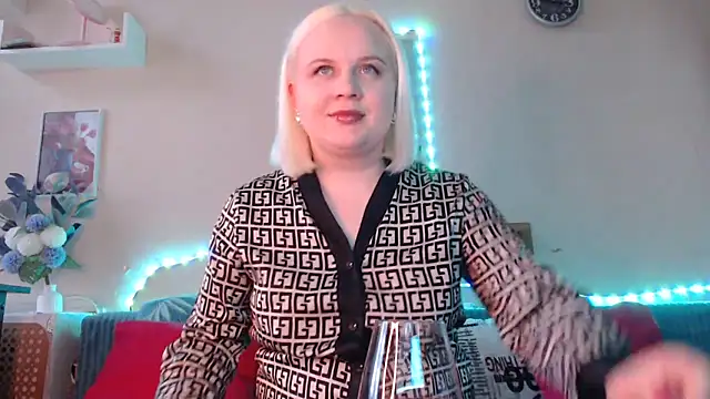 Snapshot of Karolina_love_ chatting on 01.25.25 Karolina love online show from 01.25.25