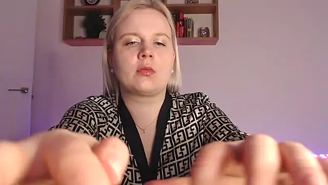 Snapshot of Karolina_love_ chatting on 10.25.25 Karolina love online show from 10.25.25