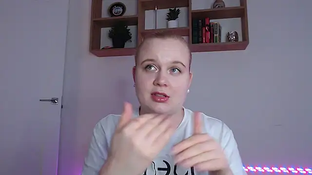 Snapshot of Karolina_love_ chatting on 12.05.25 Karolina love online show from 12.05.25