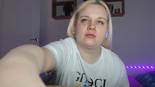 Snapshot of Karolina_love_ chatting on 02.17.26 Karolina love online show from 02.17.26