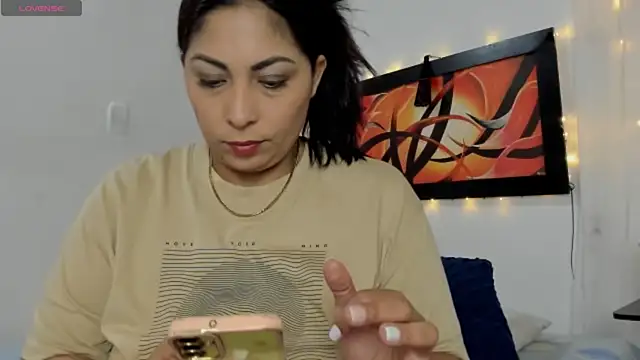 Snapshot of Lauralove_69 chatting on 05.13.26 Lauralove 69 online show from 05.13.26