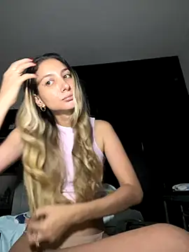 Snapshot of DanikRosse chatting on 10.31.25 DanikRosse online show from 10.31.25