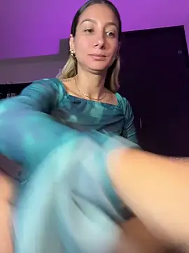 Snapshot of DanikRosse chatting on 12.23.25 DanikRosse online show from 12.23.25