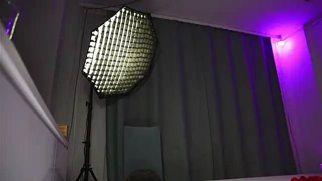 oliviabennett2022 online show from 02.14.25