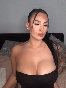 Snapshot of Mia-Bremer chatting on 11.08.25 Mia-Bremer online show from 11.08.25