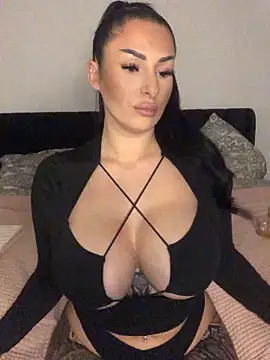 Snapshot of Mia-Bremer chatting on 11.25.25 Mia-Bremer online show from 11.25.25