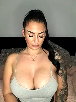 Snapshot of Mia-Bremer chatting on 12.20.25 Mia-Bremer online show from 12.20.25