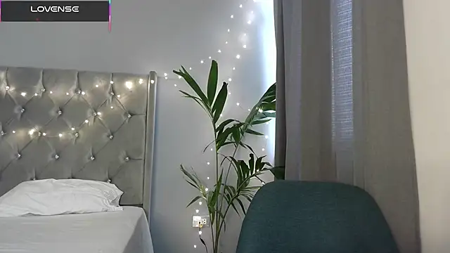 Snapshot of mini_kunis chatting on 11.04.25 mini kunis online show from 11.04.25