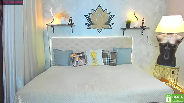 Snapshot of StripBianka chatting on 10.13.25 StripBianka online show from 10.13.25