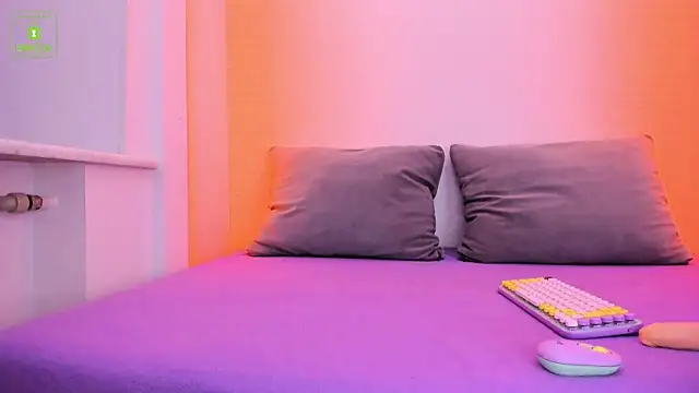 Snapshot of ErikaLust chatting on 01.21.25 ErikaLust online show from 01.21.25