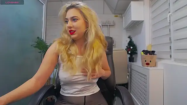 Snapshot of AvaBlue_ chatting on 12.28.24 AvaBlue online show from 12.28.24