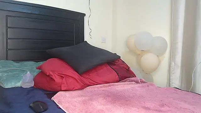 NIKKIE LOVE online show from 02.13.25