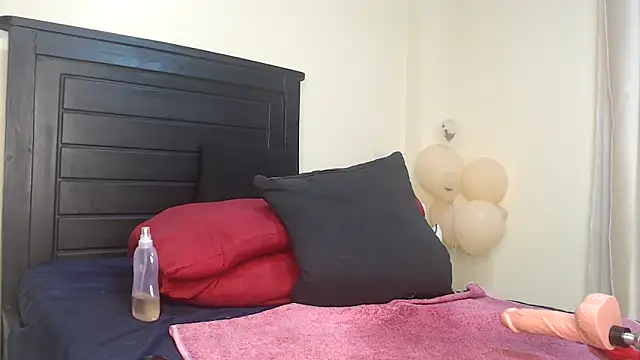 NIKKIE LOVE online show from 03.02.25