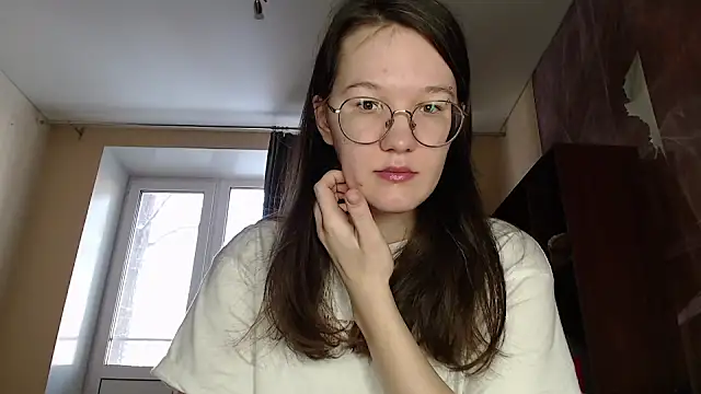 Snapshot of MiriamOr chatting on 02.08.25 MiriamOr online show from 02.08.25