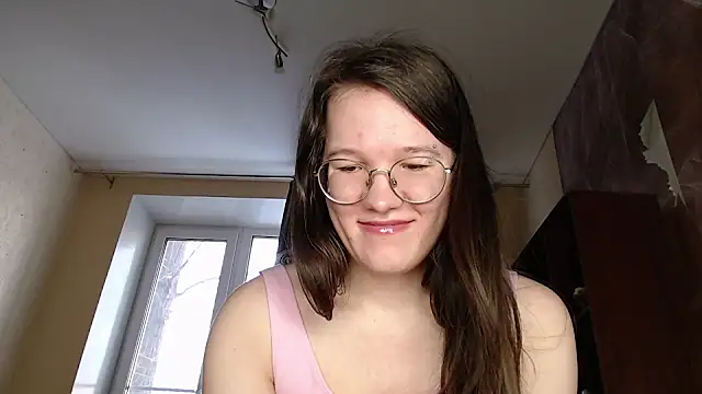 Snapshot of MiriamOr chatting on 02.09.25 MiriamOr online show from 02.09.25