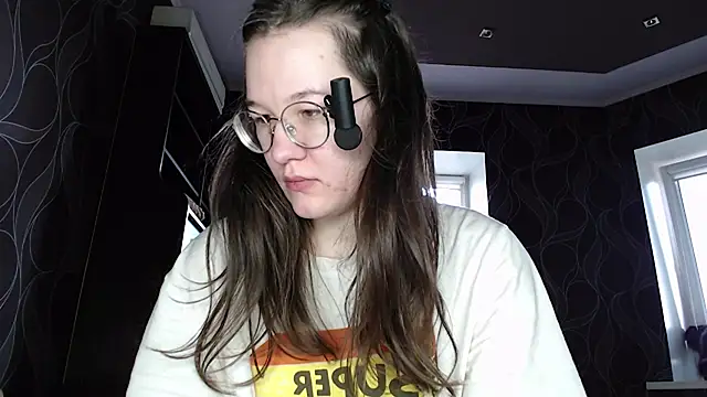 Snapshot of MiriamOr chatting on 03.11.25 MiriamOr online show from 03.11.25