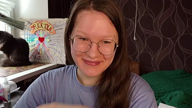 Snapshot of MiriamOr chatting on 10.10.25 MiriamOr online show from 10.10.25