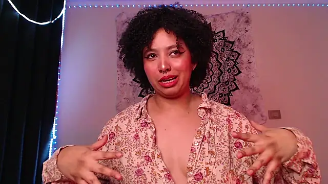 Snapshot of michell_bling1 chatting on 12.15.24 michell bling1 online show from 12.15.24