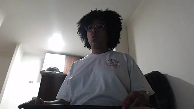 Snapshot of michell_bling1 chatting on 12.14.25 michell bling1 online show from 12.14.25