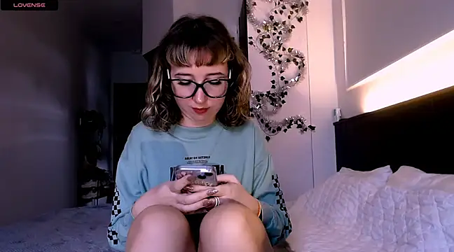 Snapshot of Cosmo_Riri chatting on 12.24.24 Cosmo Riri online show from 12.24.24