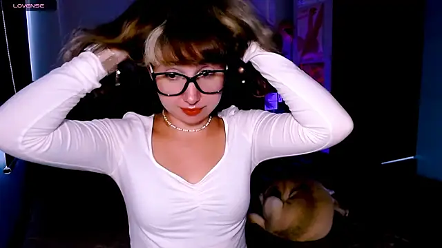 Snapshot of Cosmo_Riri chatting on 09.20.25 Cosmo Riri online show from 09.20.25