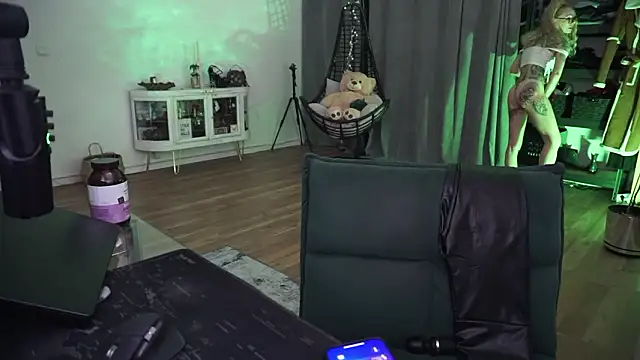 LaraPunkt online show from 02.06.26