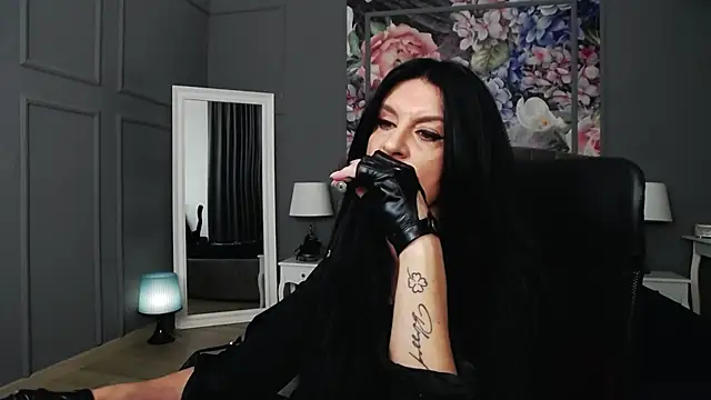 Snapshot of DomMelissaW chatting on 01.05.25 DomMelissaW online show from 01.05.25